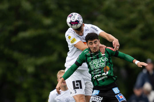 Häckens Johan Hammar och Varbergs Ismet Lushaku