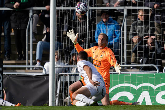 Varbergs Filip Bohman, ej i bild, gör 1-0 bakom Häckens