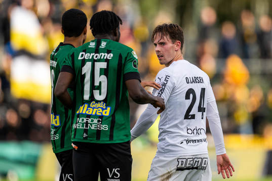 Varbergs Gideon Mensah och Häckens Lars Olden Larsen