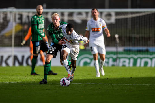 Varbergs Andre Boman och Häckens Akoua Romeo Amane
