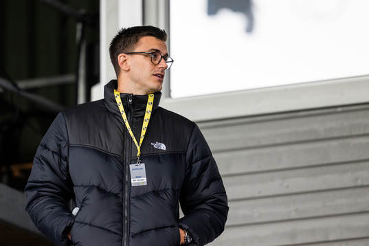Häckens Alexander Jeremejeff på läktaren