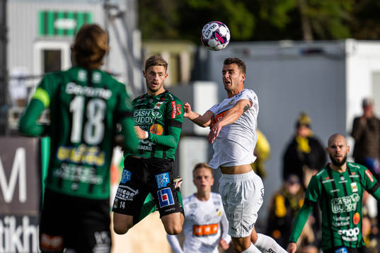 Varbergs Oliver Alfonsi och Häckens Johan Hammar
