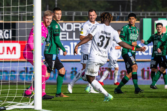 Varbergs målvakt Fredrik Andersson och Tobias Carlsson ser