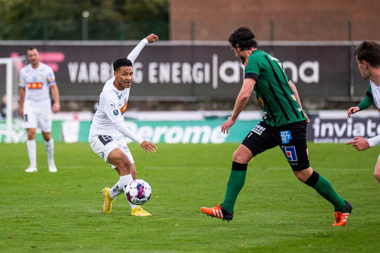 Häckens Momodou Lamin Sonko och Varbergs Robin Tranberg