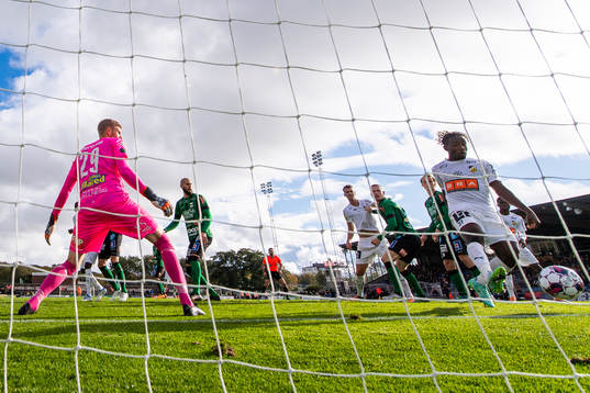 Varbergs målvakt Fredrik Andersson ser Häckens Ibrahim