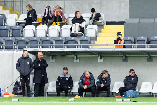 Utsiktens bänk fr.v. assisterande tränare Martin Smedberg