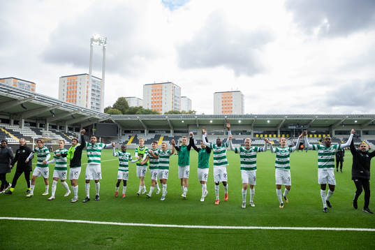 Västerås SKs spelare och ledare jublar