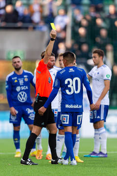 GIF Sundsvalls Joe Corona får en varning av Domare Joakim
