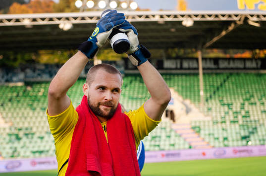 IFK Norrköpings målvakt Oscar Jansson jublar