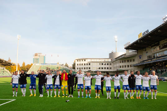 IFK Norrköpings spelare firar segern