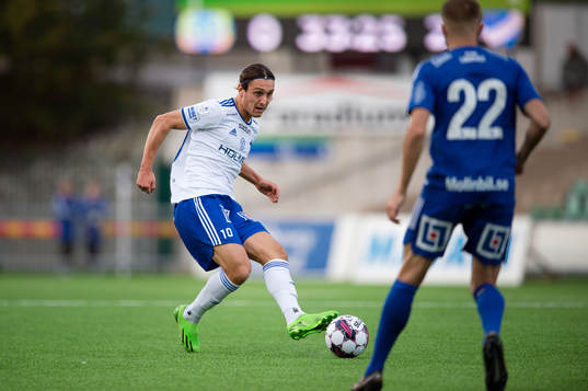 IFK Norrköpings Jonathan Levi slår en boll i djupled