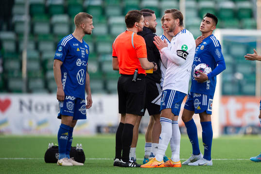 IFK Norrköpings Christoffer Nyman pratar med domare Joakim