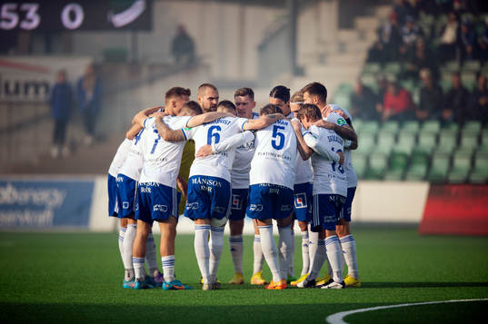 IFK Norrköpings spelare innan fotbollsmatchen i