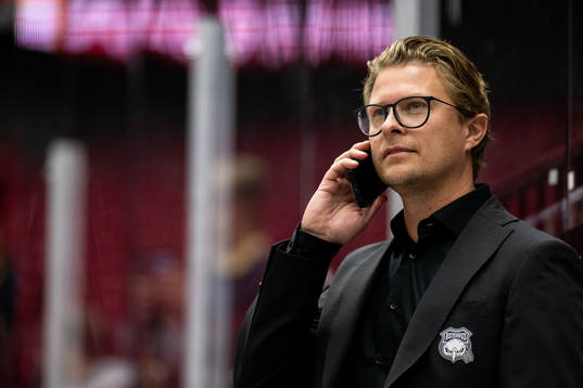 Malmö Redhawks sportchef Björn Liljander pratar i telefon