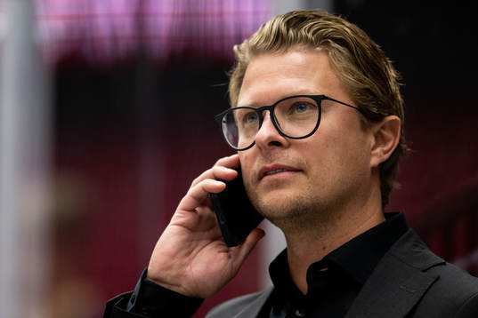 Malmö Redhawks sportchef Björn Liljander pratar i telefon