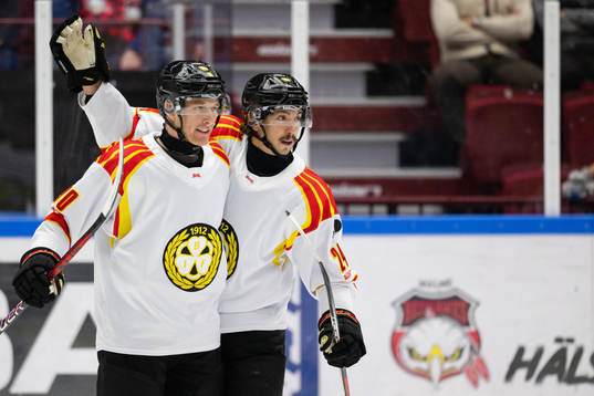 Brynäs David Sklenicka och Hannes Björninen jublar
