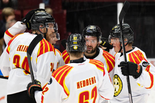 Brynäs Linus Ölund och Simon Bertilsson jublar
