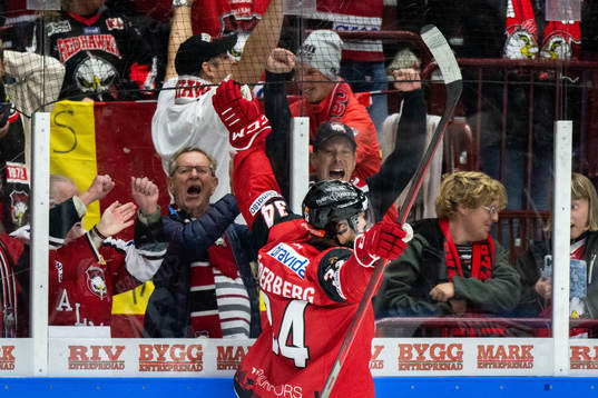 Malmö Redhawks Carl Söderberg jublar