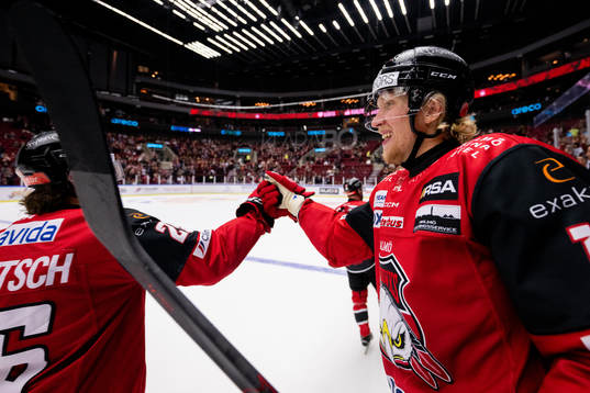 Malmö Redhawks Marcus Sylvegård jublar i båset