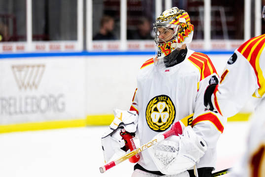Brynäs målvakt Veini Vehviläinen deppar