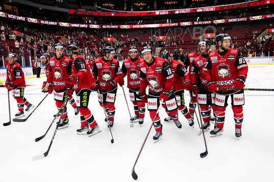 Malmö Redhawks spelare med Marcus Sylvegård (m) jublar