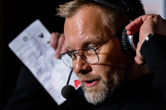 Brynäs tränare Mikko Manner blir intervjuad