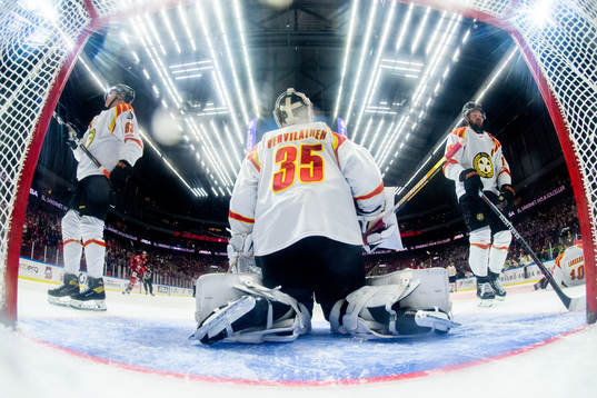 Brynäs Julius Bergman, målvakt Veini Vehviläinen och