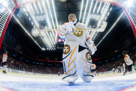 Brynäs målvakt Veini Vehviläinen deppar