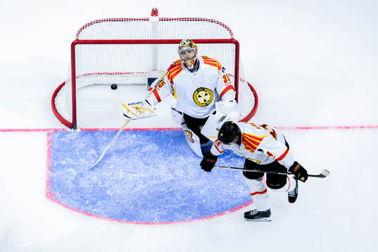 Brynäs målvakt Veini Vehviläinen och Hannes Björninen
