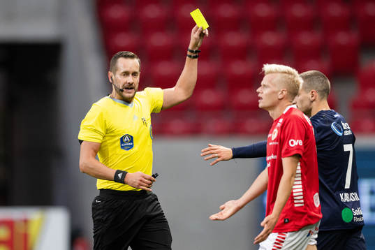 Domare Victor Wolf och Helsingborgs Arian Kabashi