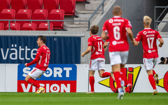Kalmars Simon Skrabb jublar med lagkamrater
