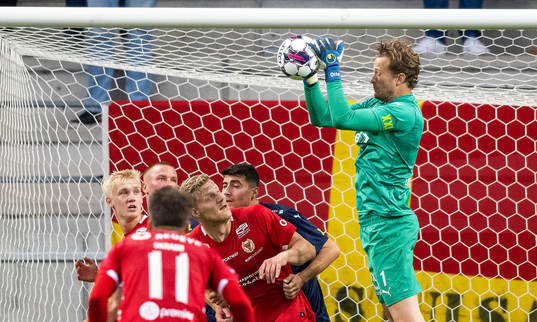 Kalmars Lars Saetra och Helsingborgs målvakt Anders