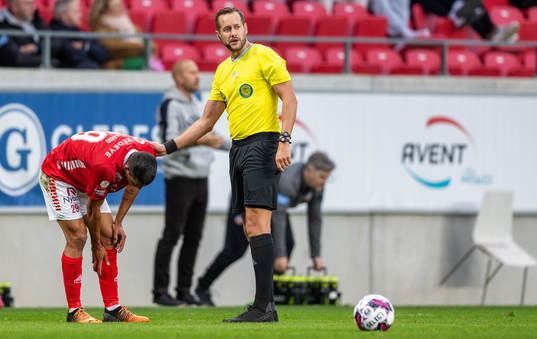 Kalmars Romario Pereira Sipiao samt Domare Victor Wolf