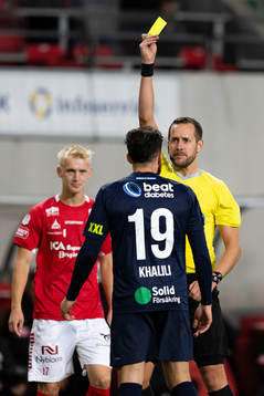 Helsingborgs Abdul Rahman Khalili får en varning av Domare