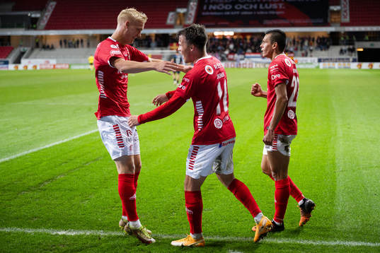 Kalmars Simon Skrabb jublar med Carl Gustafsson och Romario