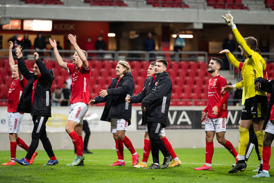 Kalmars spelare jublar