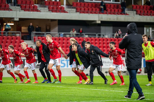 Kalmars spelare jublar