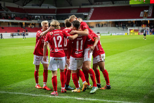 Kalmars Simon Skrabb jublar med lagkamrater