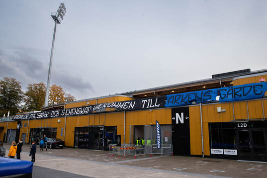 Banderoll med texten Bengaler, polisbråk och gemenskap