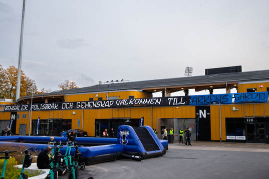 Banderoll med texten Bengaler, polisbråk och gemenskap