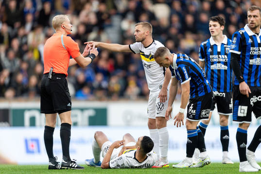 AIKs Sebastian Larsson och Nabil Bahoui reagerar på