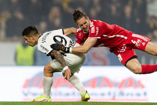 AIKs Nicolas Stefanelli och Sirius målvakt David Mitov