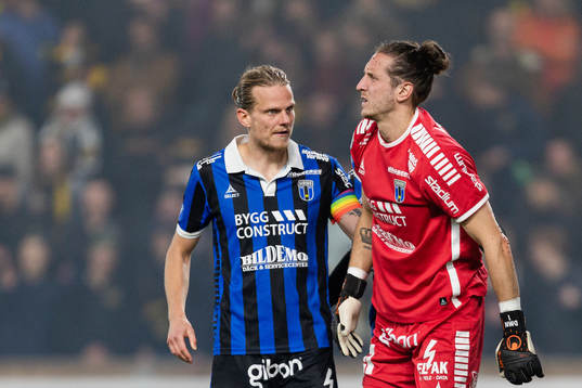 Sirius Tim Björkström och målvakt David Mitov Nilsson