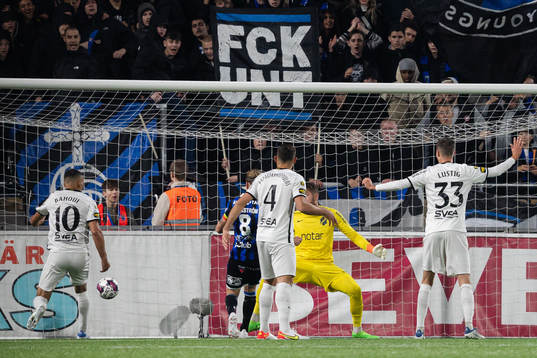 Sirius Tim Björkström gör 1-0 bakom AIKs Nabil Bahoui,
