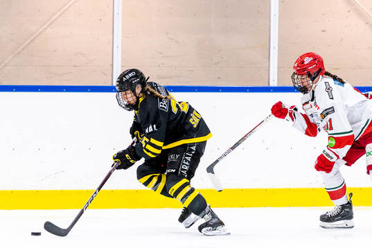 AIKs Sara Säkkinen och Modos Julia Perjus