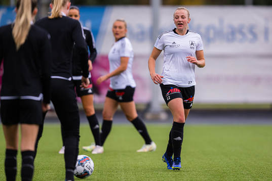 Alise Tvilde Evensen of Åsane warms up