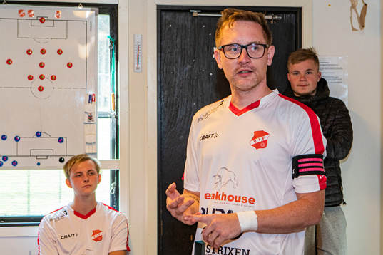 Venestads tränare Jerry Cederholm  håller genomgång