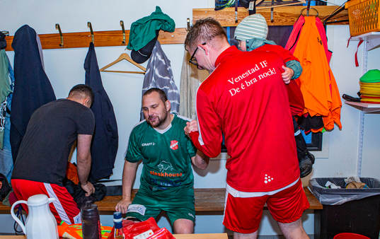 Venestads tränare Jerry Cederholm  tackar målvakt Nicklas