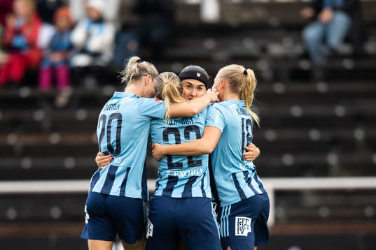 Djurgårdens spelare jublar med Lova Lundin