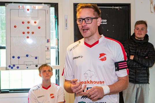 Venestads tränare Jerry Cederholm  håller genomgång